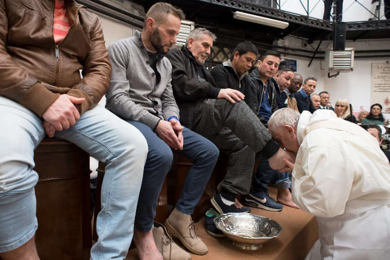 Pope Francis, washing feet prisoners